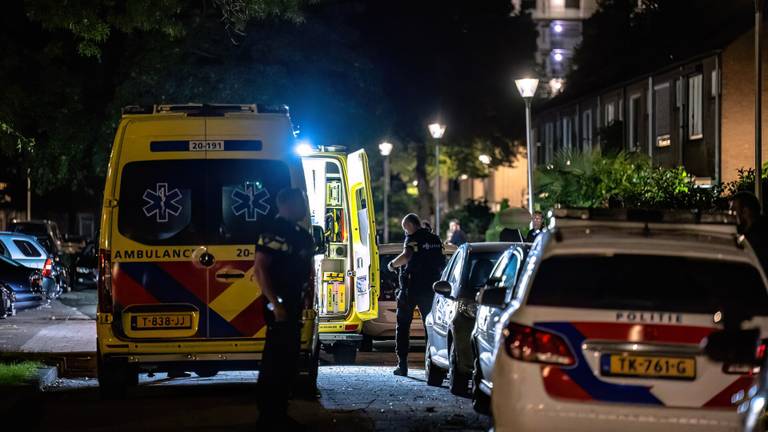 Man neergeschoten voor huis, slachtoffer met spoed naar ziekenhuis gebracht