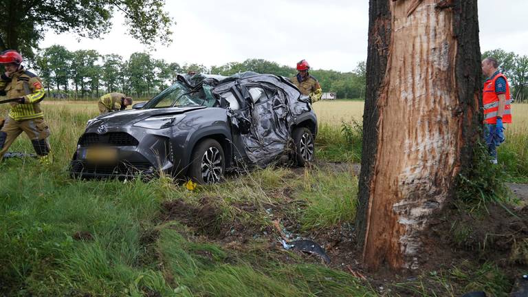 Er werd ook een boom geraakt bij het ongeluk (foto: SQ Vision/Bart Meesters).