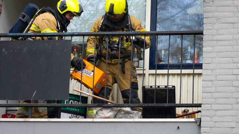 De bierkratten vatten vlam door een hete asbak. (Foto: Gabor Heeres/SQ Vision Mediaprodukties)