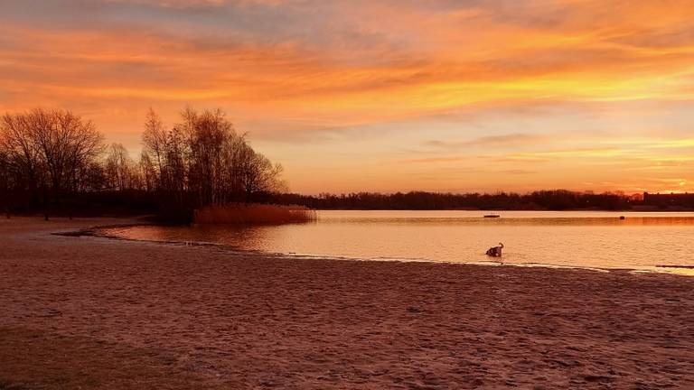 Het strand bij het Engelermeer (archieffoto: Roland Mandemaker).