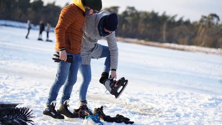 Aantrekken van schaatsen is een oefening op zich (foto:Rob van Kaathoven)