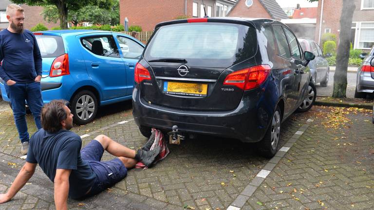 Chauffeur sluit zichzelf buiten, auto met draaiende motor bijna in rook op