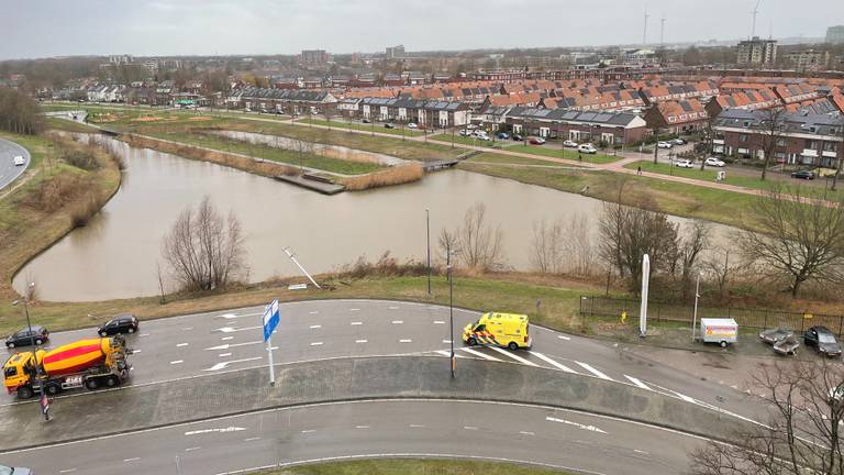 De auto schoot rechtdoor en belandde in het water (Foto: Rochelle Moes). 