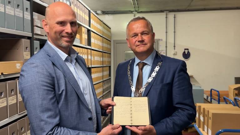 Guus van Puijenbroek (l) en burgemeester Mark van Stappershoef bij deoverdrachte van het bedrijfsarchief (foto: Jan Peels)