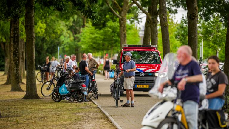 Ook in Eindhoven keken veel toeschouwers naar de verwarde vrouw (foto: SQ Vision Mediaprodukties).