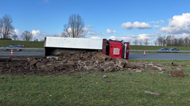 De gekantelde vrachtwagen verloor de lading (foto: Rijkswaterstaat).