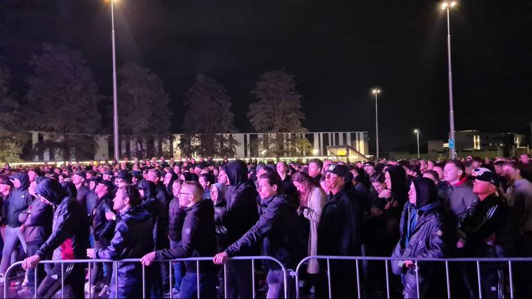 Fans staan dicht op elkaar (foto: Noël van Hooft).