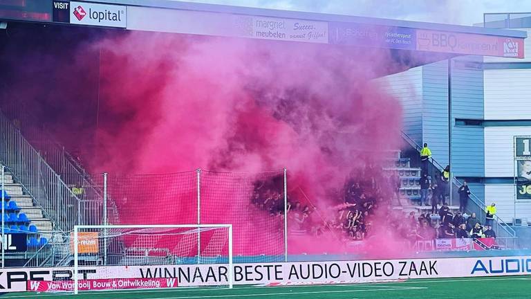 Vuurwerk bij FC Den Bosch-TOP Oss (Instagram Hopperspatz).