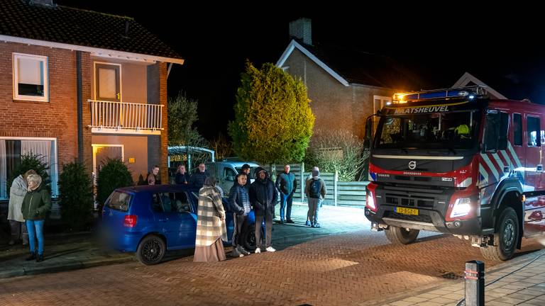 Het blussen werd bekeken door bewoners van het appartementencomplex en nieuwsgierigen (foto: Iwan van Dun/SQ Vision Mediaprodukties).