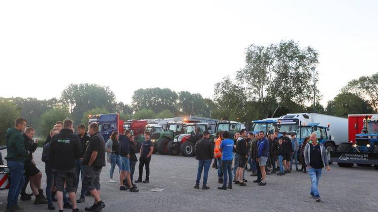 Boeren verzamelden woensdag onder meer in Boxtel voor het boerenprotest in Stroe (foto: Bart Meesters).