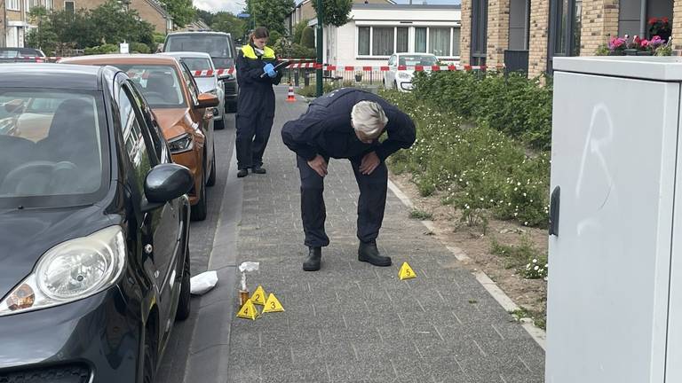 Onderzoek bij het appartementencomplex aan de Robijnlaan in Cuijk (foto: René van Hoof).