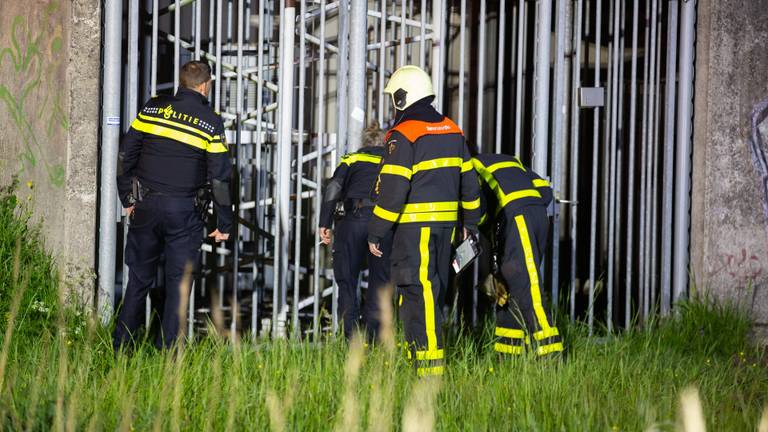 Brandweer en politie bekijken de schade (foto: Christian Traets/SQ Vision Mediaprodukties).