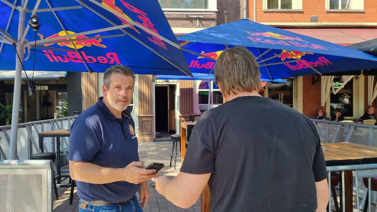 Een coronacheck bij een café (Foto: Collin Beijk).