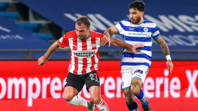 Mario Götze in duel met een speler van De Graafschap (foto: OrangePictures). 