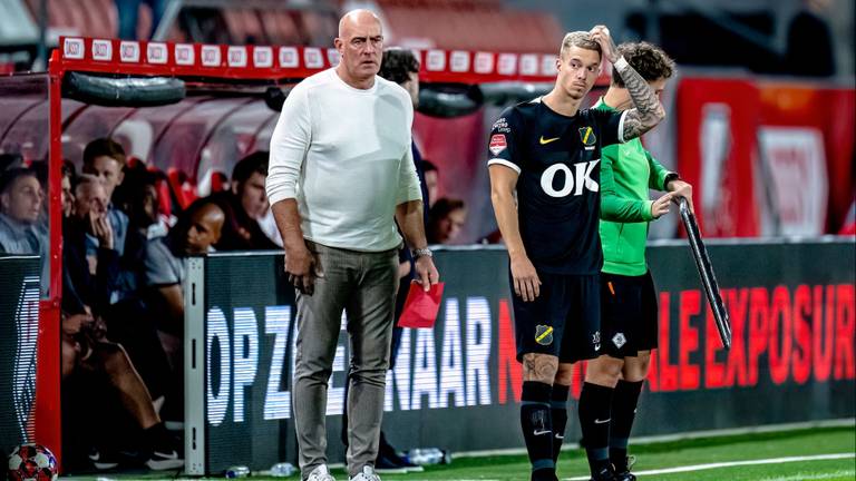 Teammanager John Karelse (in het wit) van NAC Breda (foto: Marcel van Dorst/NurPhoto/Shutterstock). 