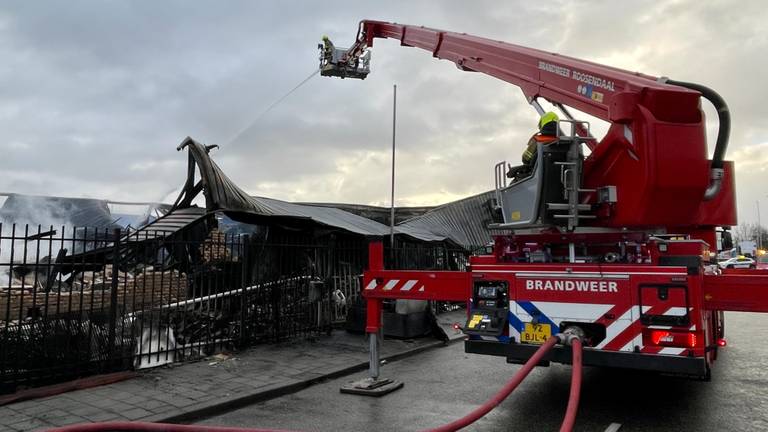 Enorme uitslaande brand bij autohandel: bedrijf verwoest door vlammenzee