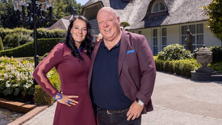 Peter Gillis met zijn vriendin Nicol bij hun villa in Pelt (foto: Wessel de Groot).