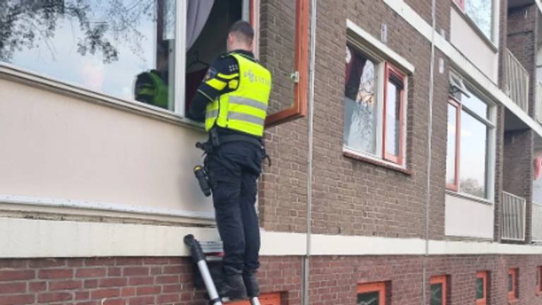 In dit appartement zaten twee mensen verstopt (foto: politie Roosendaal).