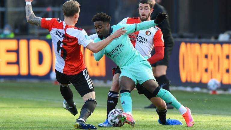 Ché Nunnely probeert twee Feyenoorders af te troeven (foto: OrangePictures).
