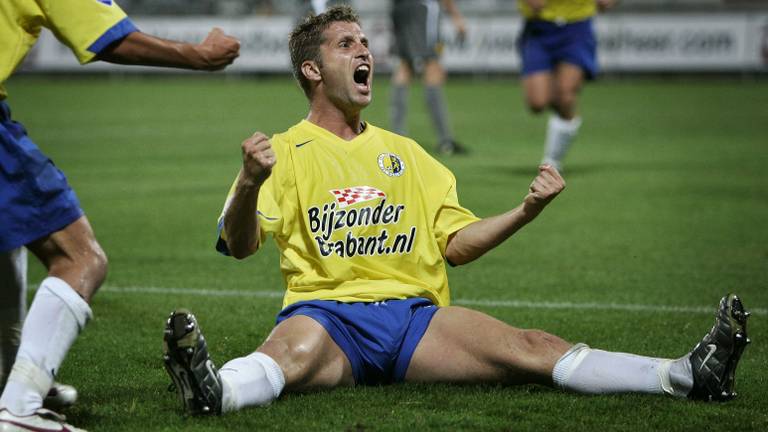 Rick Hoogendorp in een kenmerkende pose, juichend na weer een RKC-goal (foto: ANP 2005/Koen Suyk).