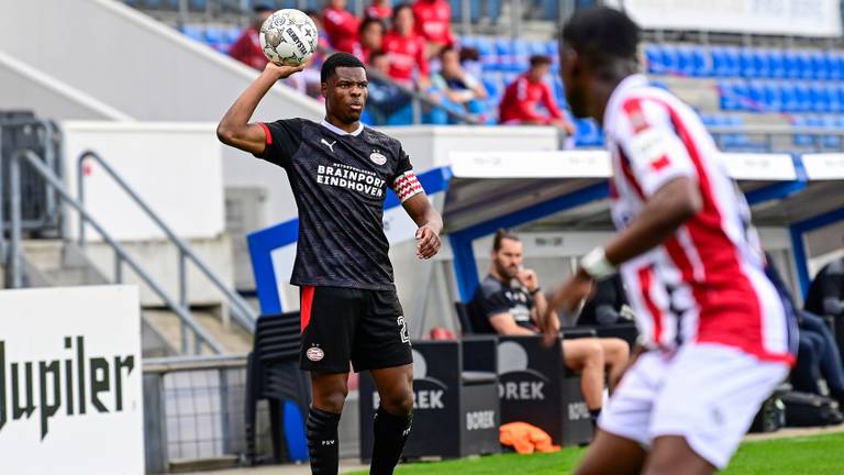 Denzel Dumfries in actie tegen Willem II (foto: Olaf Kraak/ANP).