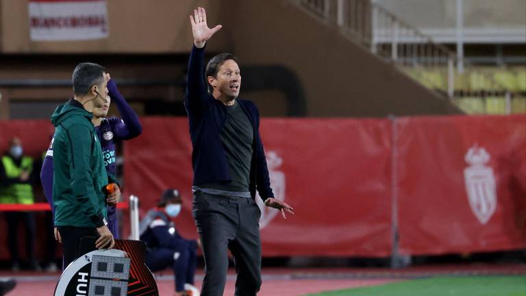 Roger Schmidt coachend langs de zijlijn in Monaco (Foto: ANP)