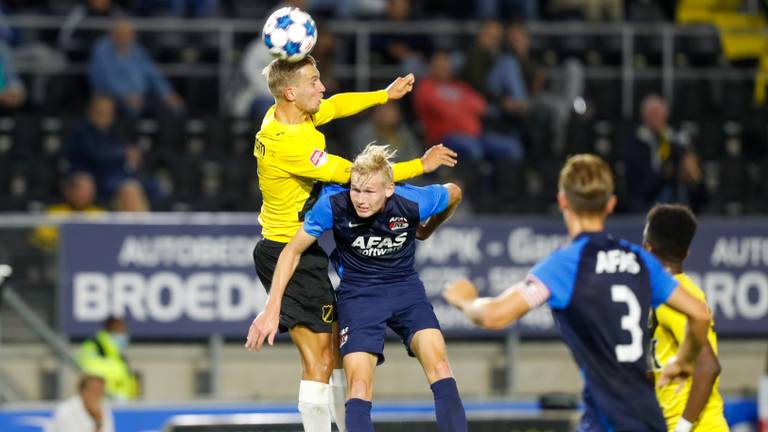 NAC-aanvaller Finn Stokkers maakt het de Jong AZ-verdedigers lastig (Foto: Orange Pictures). 