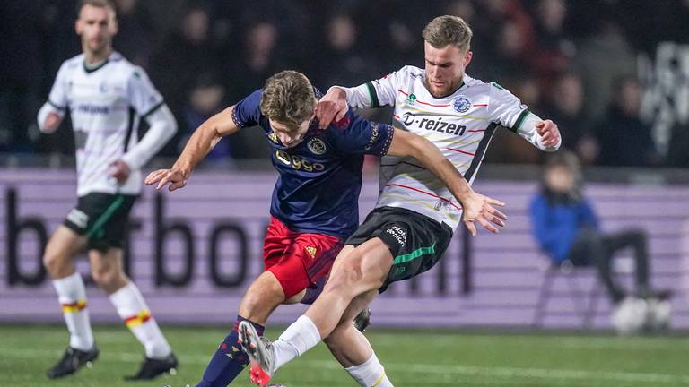 De onverzettelijkheid van Joey Konings en FC Den Bosch in beeld: Ajacied Donny Warmerdam wordt goed aangepakt (foto: OrangePictures).