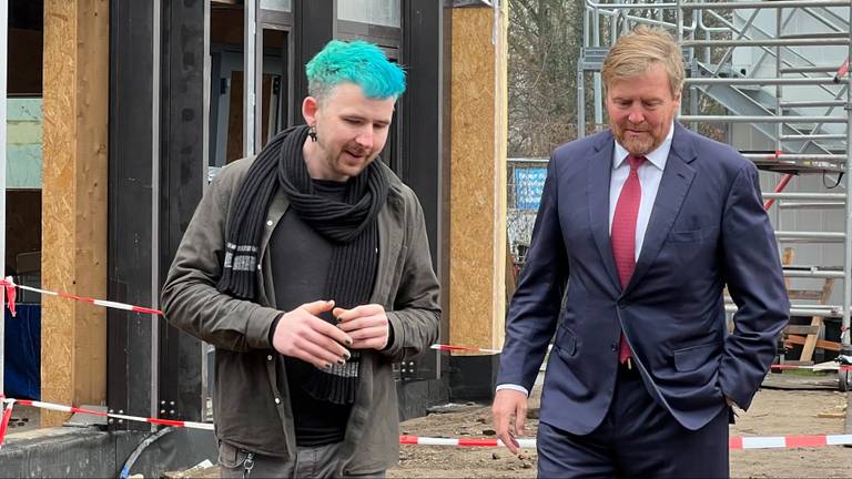 Jochem Kromhout geeft koning Willem-Alexander een rondleiding op de bouwplaats van Boschgaard (foto: Megan Hanegraaf).