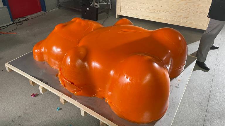 The large gummy bear is fresh out of print (photo: René Van Hoof).