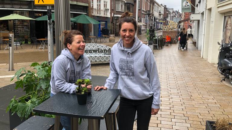 Winkeliers in de Tilburgse Nieuwlandstraat zijn blij dat ze weer open kunnen (foto: Tom van den Oetelaar).