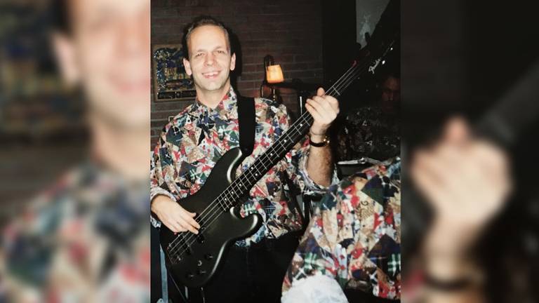 De familie van René de Jong is op zoek naar zijn basgitaar (foto: familie De Jong).