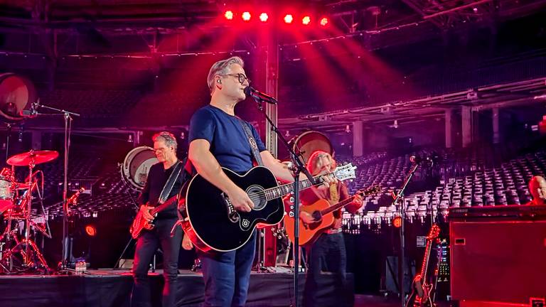 In een nagenoeg leeg Sportpaleis in Antwerpen genoten maandagavond tweehonderd Guus Meeuwis-fans van een intiem mini-concert