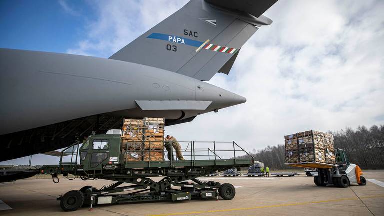 De C-17 is volledig vol vertrokken naar Oost-Europa (foto: Defensie)