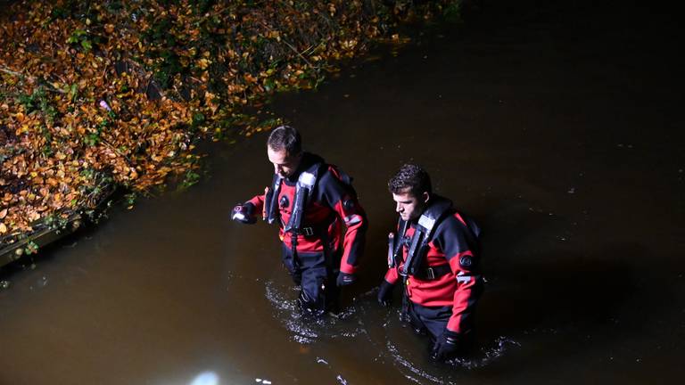 Brandweerlieden zoeken in het water in Breda (foto: Perry Roovers/SQ Vision).
