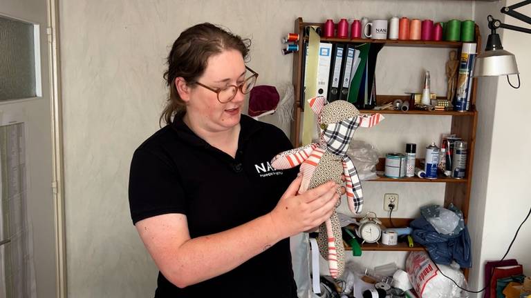 Nina de Vet uit Gilze met haar Troost Teddy (foto: Vanessa Spaanderman).