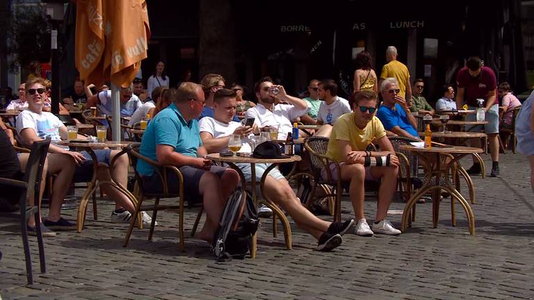 Een terras in Breda in coronatijd (archieffoto).