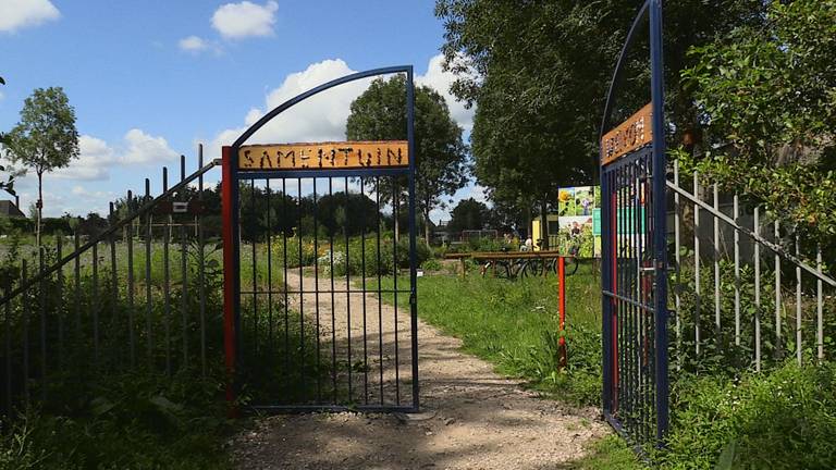 De toegangspoort naar het verborgen pareltje Samentuin Vrijhoeve