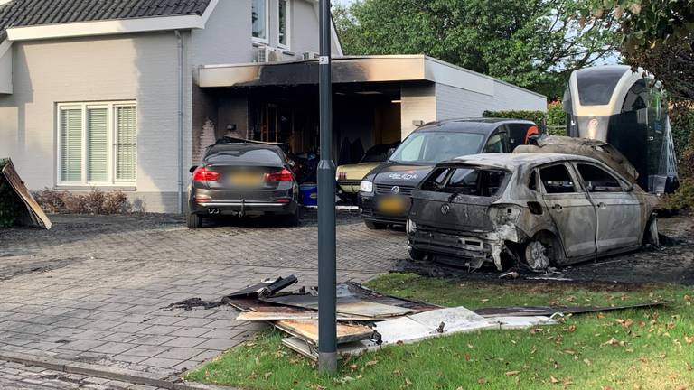 Bij daglicht is de schade bij het huis aan de Jan van Goyenstraat in Waalwijk goed te zien (foto: Eva de Schipper).