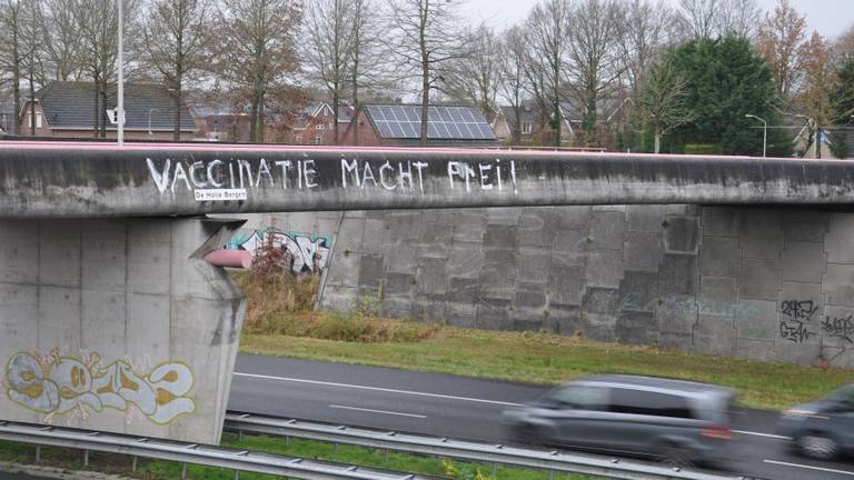 Vaccinatie macht frei staat in witte letters op het viaduct (foto: Robert te Veele).