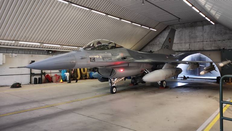 De F-16 met daaronder de raketten (foto: Ferenc Triki)