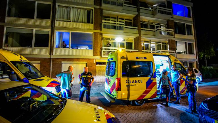 Ambulance en politie bij het flatgebouw waar de steekpartij was (foto: SQ Vision).