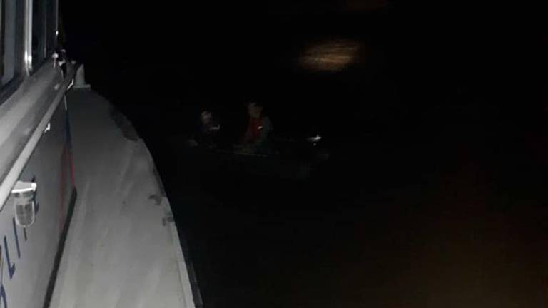 Politie nadert het bootje met de twee jonge schippers.