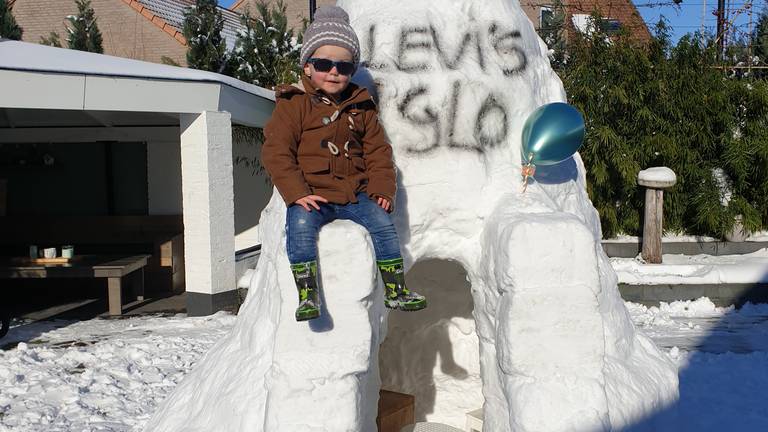 De mega-iglo van de stoere Levi de Fost.