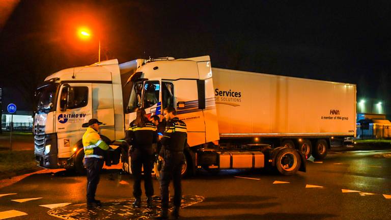 De twee vrachtwagens die in Eindhoven tegen elkaar botsten (foto: Dave Hendriks/SQ Vision Mediaprodukties).