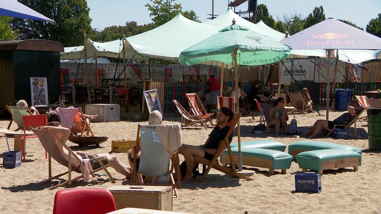 Stadsstrand Beachy in Tilburg (foto: Marco de Roos).