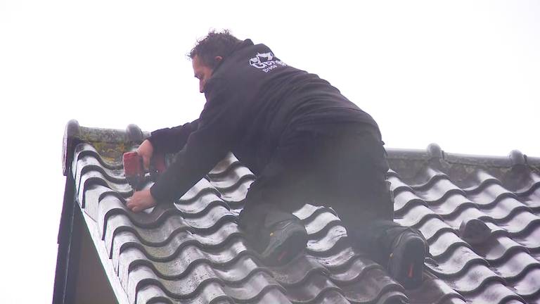 Storm Franklin zit dakdekkers in de weg, wind waait ladders weg