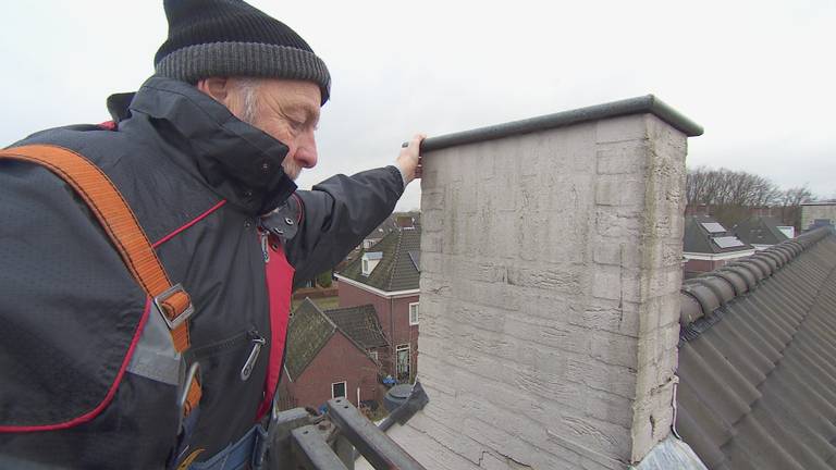 Buurtbewoner Henny Martens voelt aan de schoorsteen (foto: Omroep Brabant).