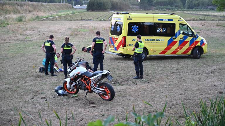 De motorrijder die bij het ongeluk zaterdagavond in Breda betrokken raakte, wordt nagekeken (foto: Perry Roovers/SQ Vision Mediaprodukties).