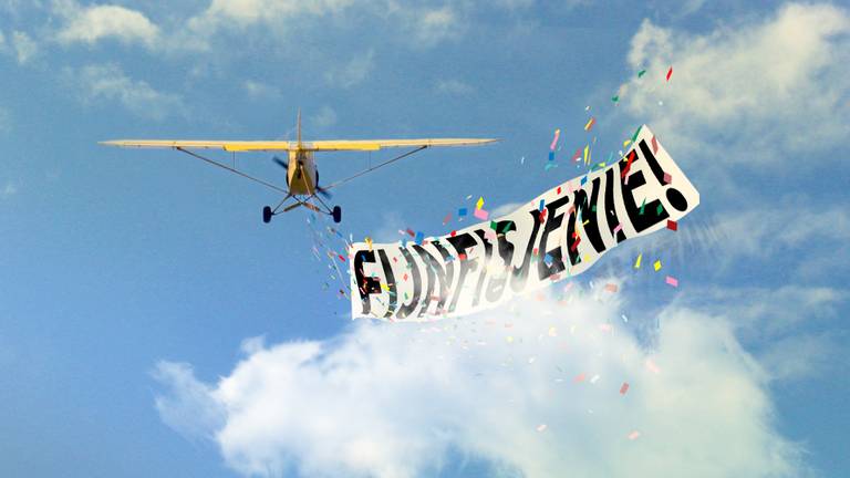 Fijnfisjenie vliegtuig boven Brabant tijdens de Elfde van de Elfde